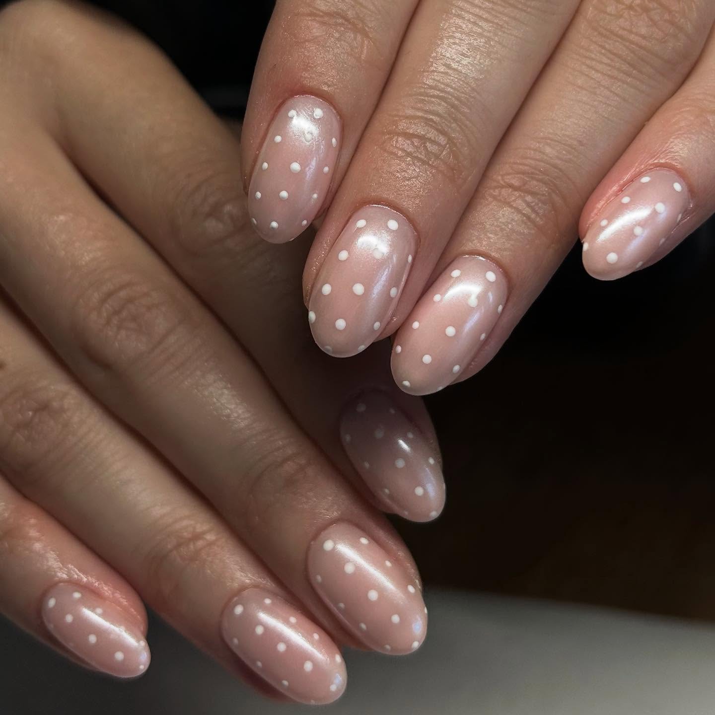Nude manicure met fijne witte stippen